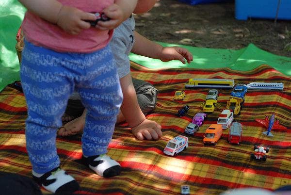 木陰と小さな子供たち