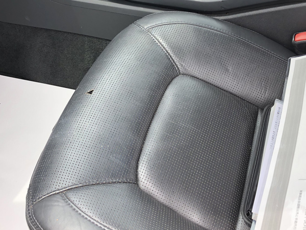 ボルボ パンチングレザーシートリペア前