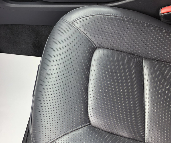 ボルボ パンチングレザーシートリペア後