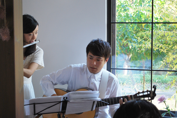 ギターの宇高靖仁さん