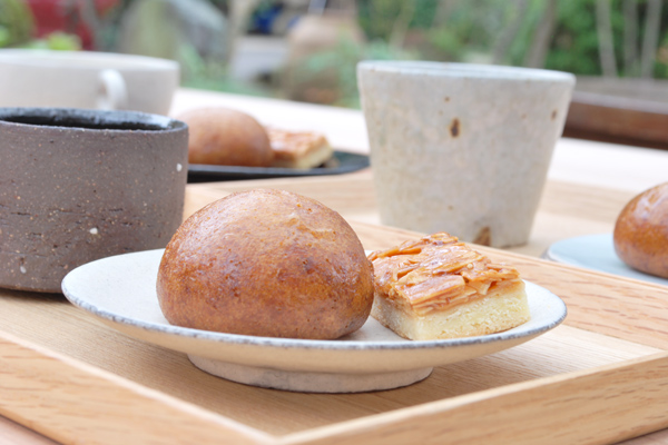 よし子ばあちゃんのかりんと饅頭と育子ばぁばのフロランタン
