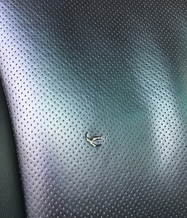 レクサスＧＳ　パンチングレザーシート補修前クローズアップ