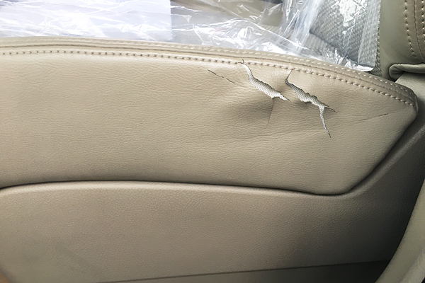 日産 TIIDA　シート アームレスト補修前