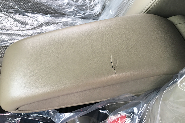 日産 TIIDA　シート アームレスト補修前