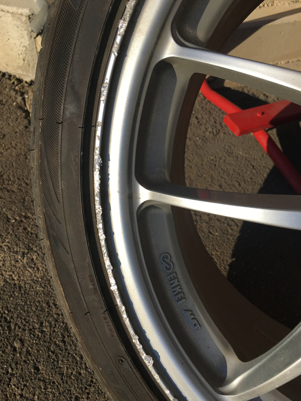 トヨタ プリウス　社外（エンケイ）ホイールリペア前