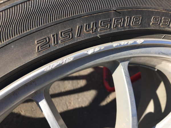 トヨタ プリウス　社外（エンケイ）ホイールリペア前