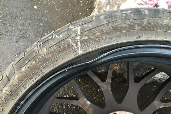 メルセデスベンツ　ホイール歪み修理前